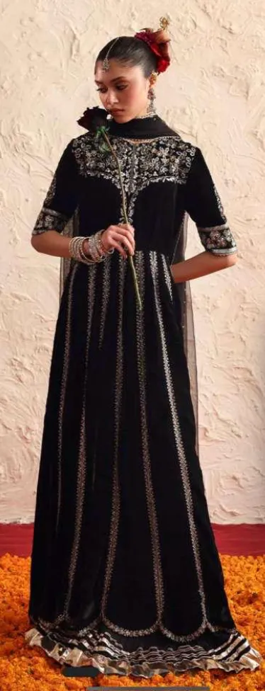 Arsheen Fashion look: black and gold traditional evening dress